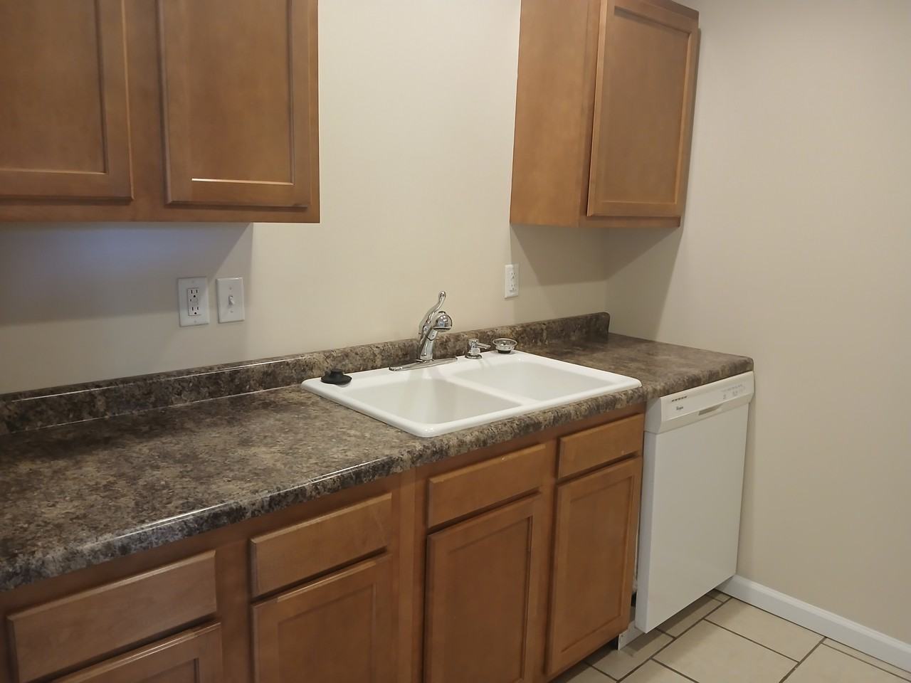 1009 Briarwood Rd Apt 5 #5 - Photo 3 of 18
