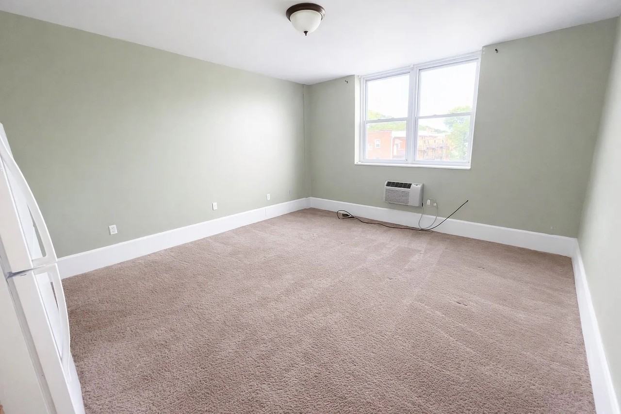4651 CENTRE AVEAPT 25 #25 - Photo 4 of 8