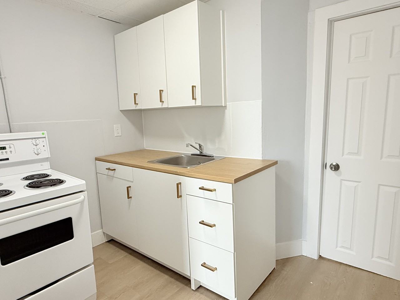 1011 Albert Rd #4 - Photo 5 of 12