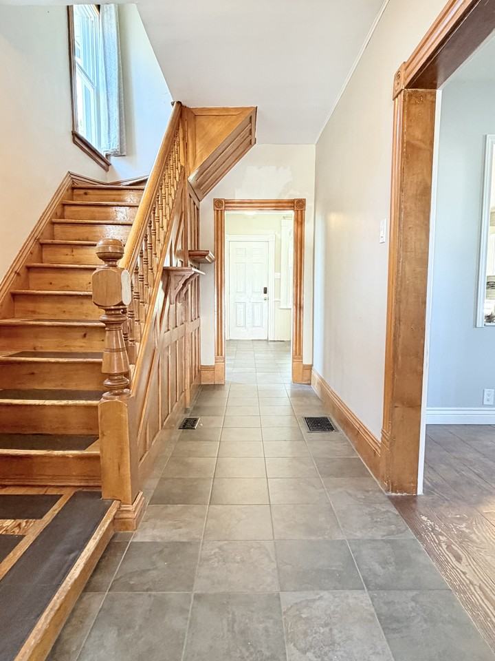 171 Mitton St S - Photo 2 of 26