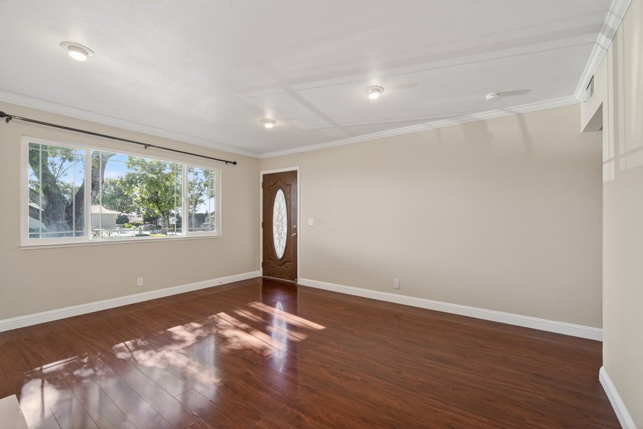 248 N Park Victoria Dr #1 - Photo 2 of 10