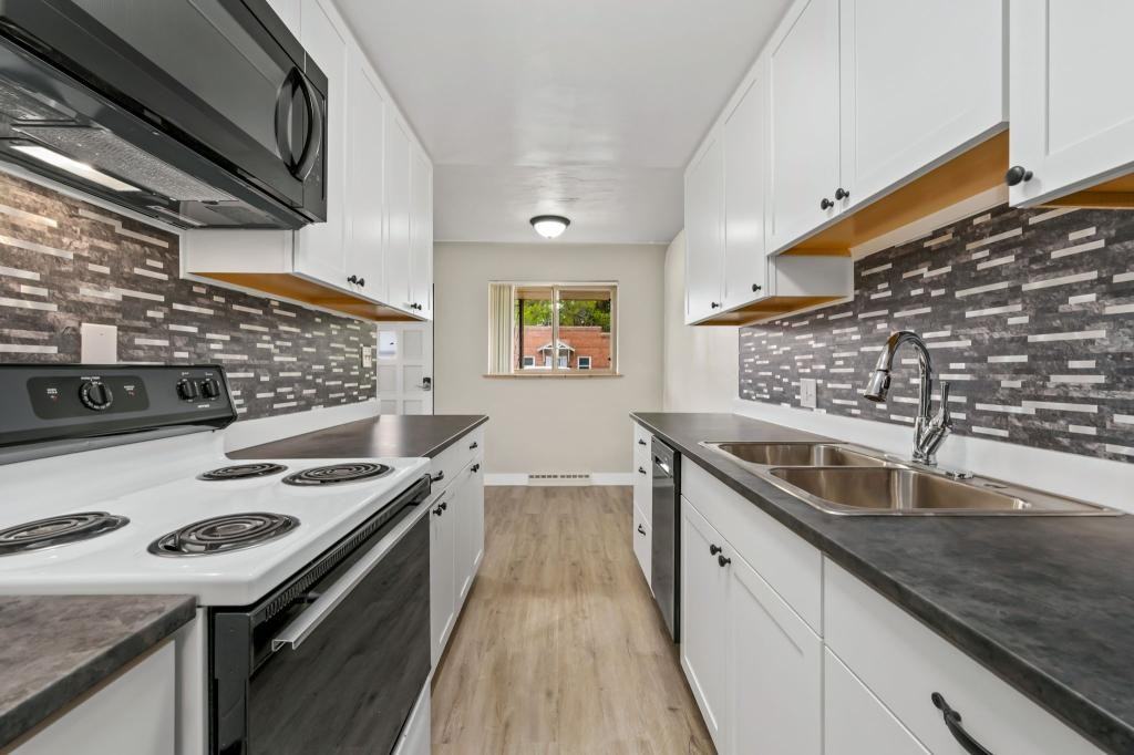 347 Washington Ave - Photo 2 of 9