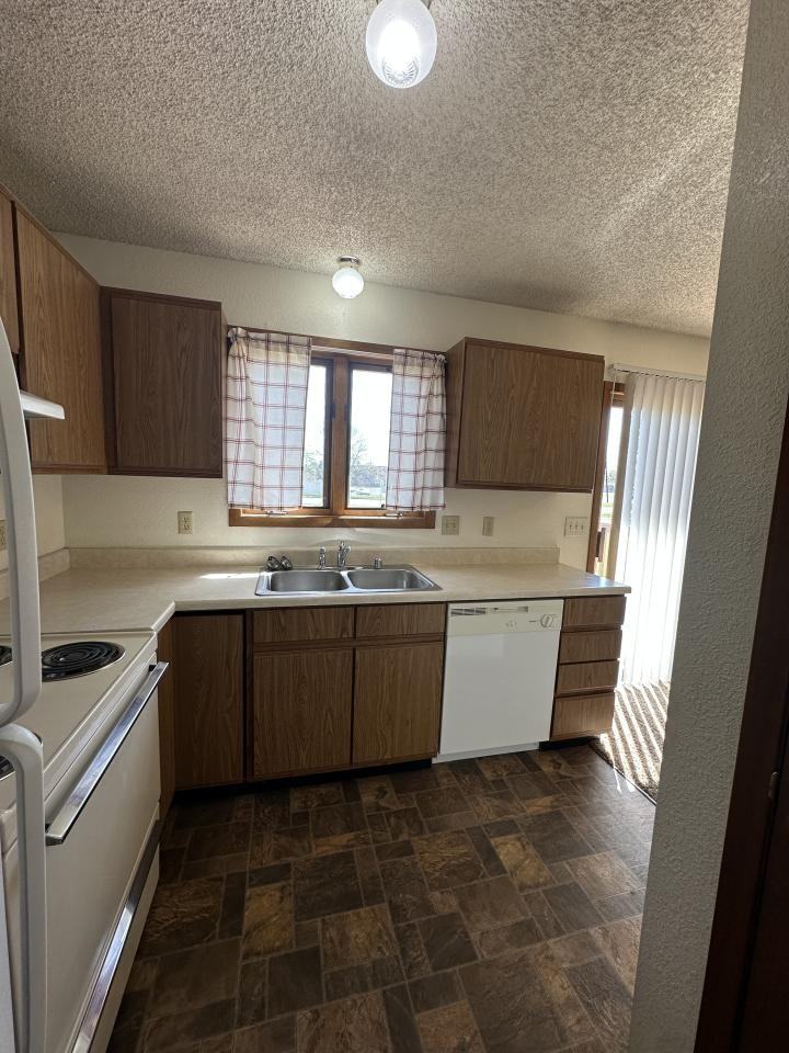 325 Cape Cod Dr - Photo 4 of 9
