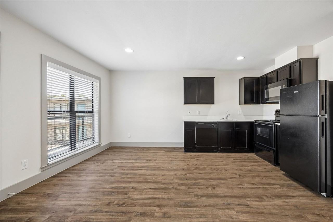 4300 Rosslyn - Photo 2 of 21
