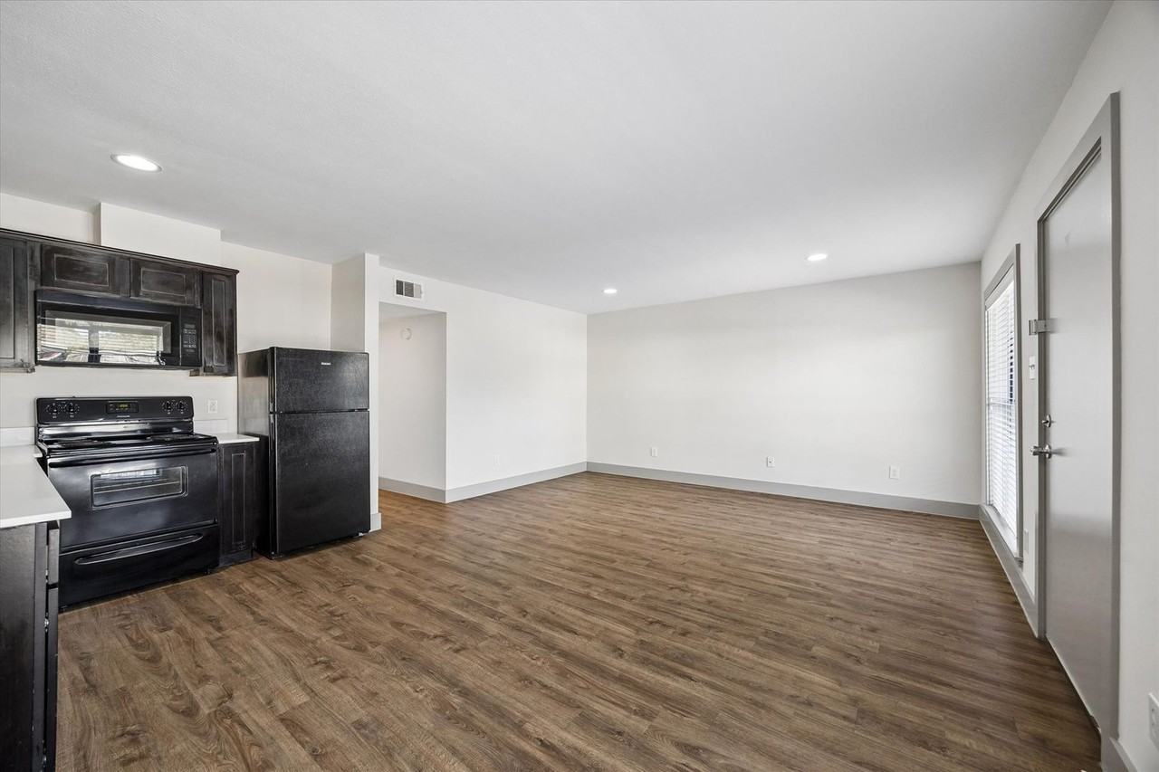 4300 Rosslyn - Photo 3 of 21