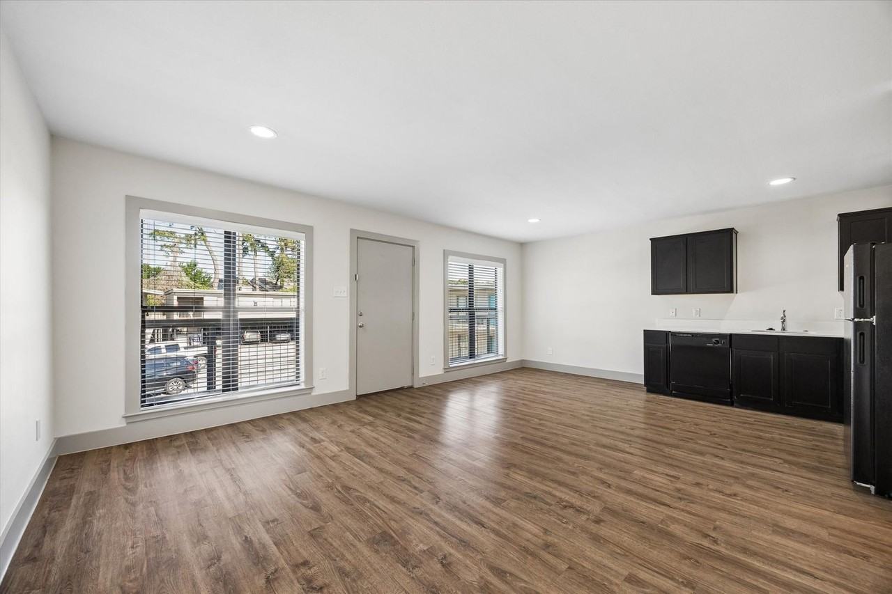 4300 Rosslyn - Photo 4 of 21