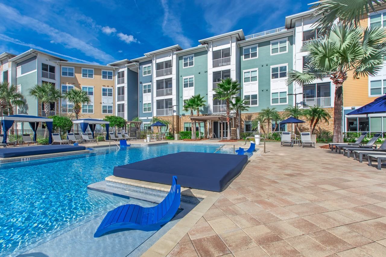 Sola South Lux Apartments - Photo 4 of 40