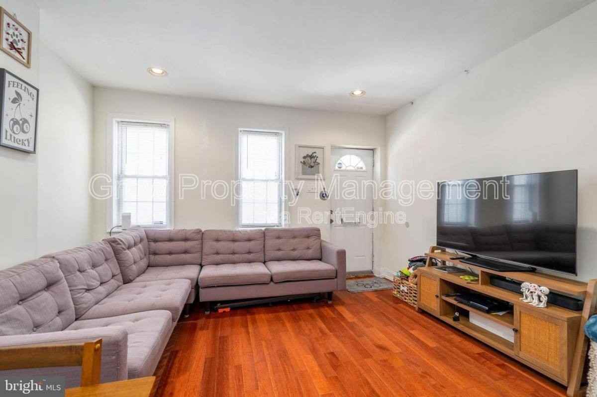 1038 S Bouvier St - Photo 3 of 9