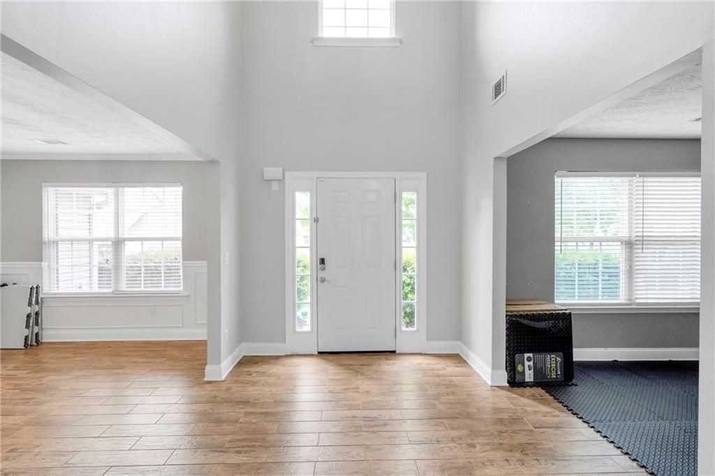 709 Roxholly Ln - Photo 4 of 35