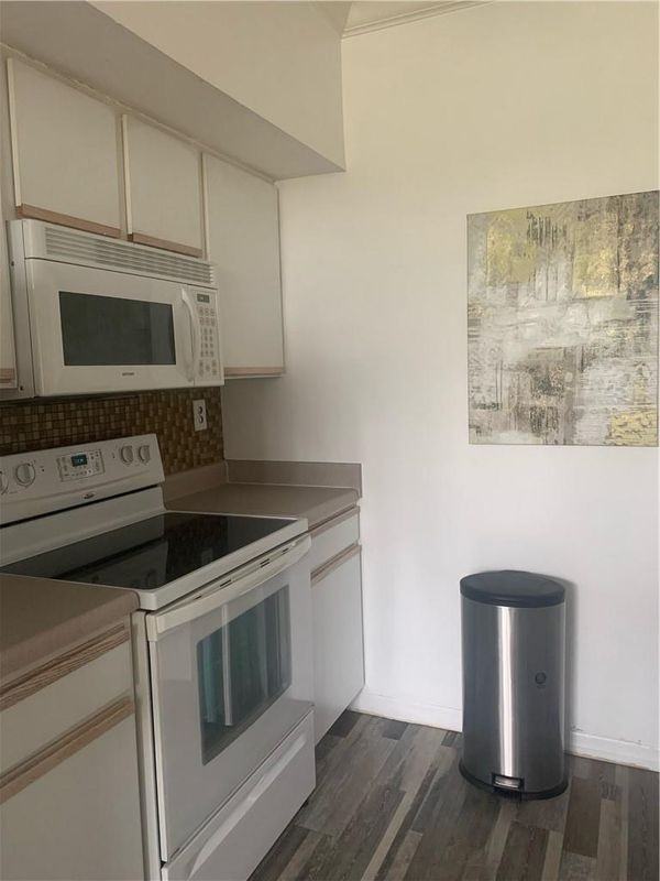 131 Sw 117th Ave - Photo 5 of 12