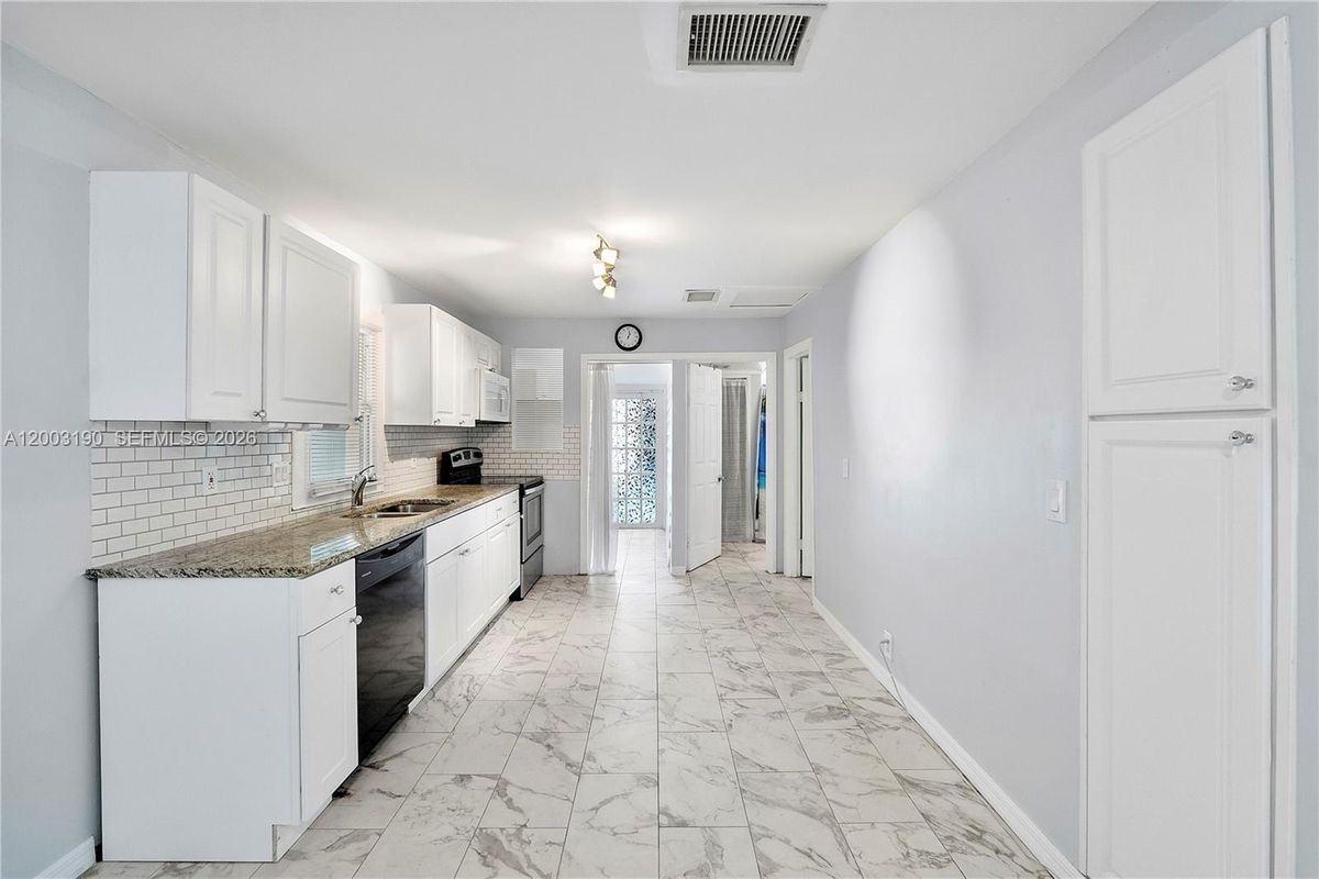 901 Ne 38th St ##1 - Photo 2 of 11