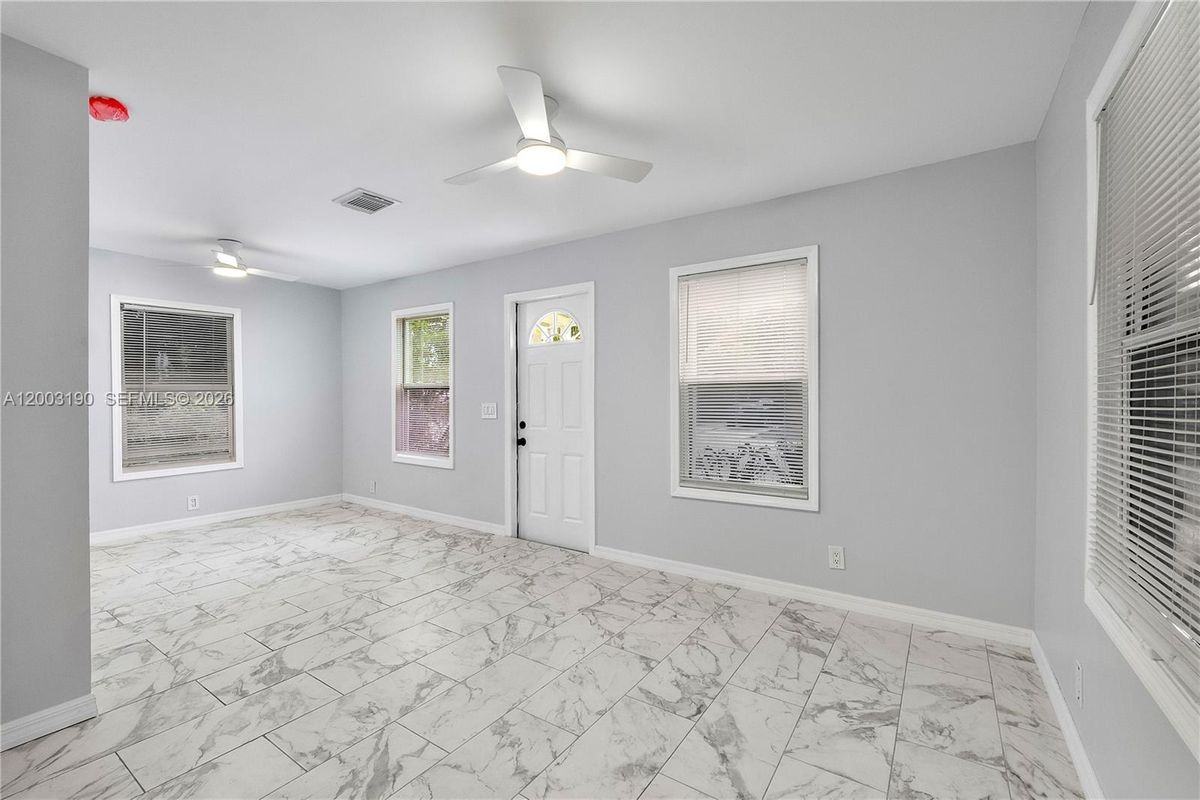 901 Ne 38th St ##1 - Photo 3 of 11