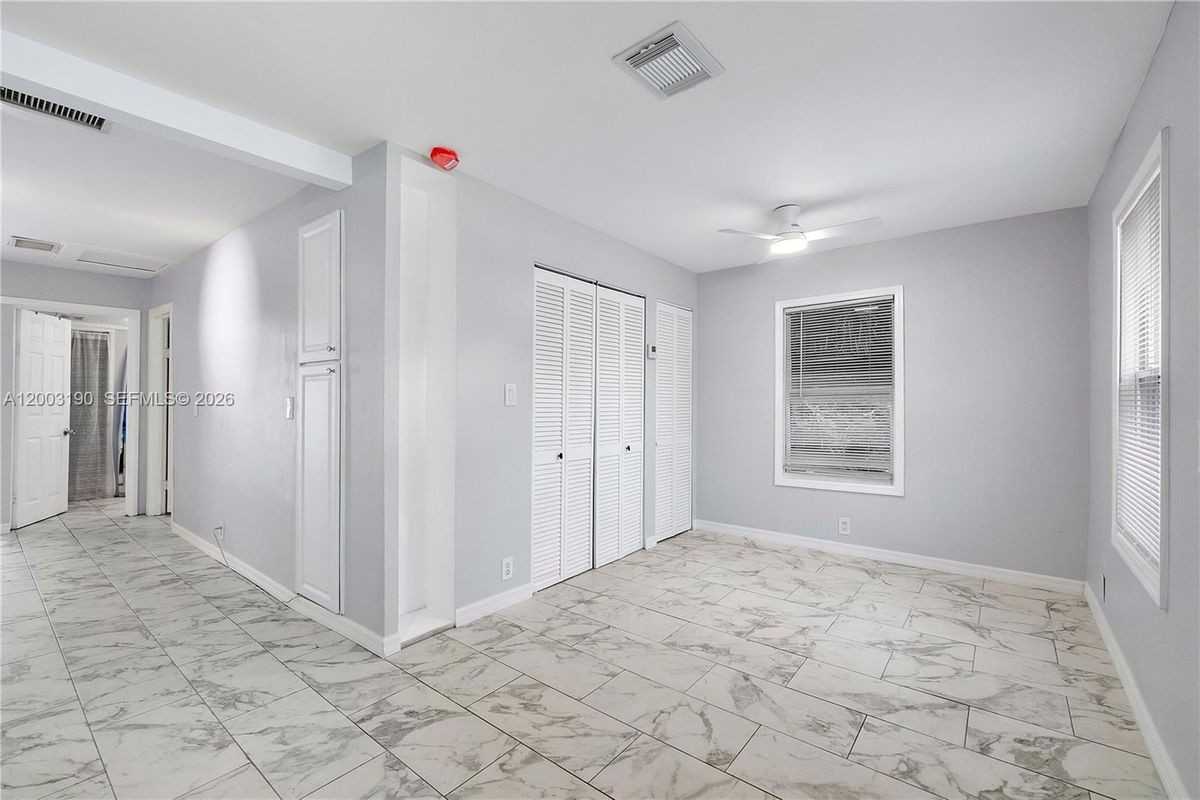 901 Ne 38th St ##1 - Photo 4 of 11