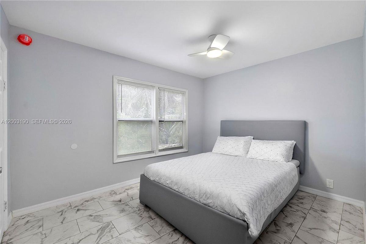 901 Ne 38th St ##1 - Photo 5 of 11