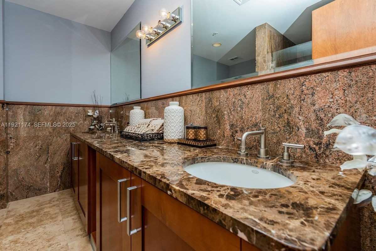 9499 Collins Ave - Photo 5 of 9
