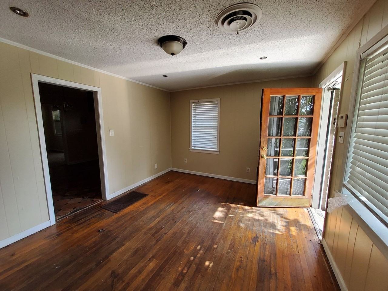 300 Eastview St - Photo 2 of 12