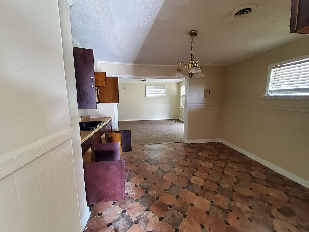 300 Eastview St - Photo 3 of 12