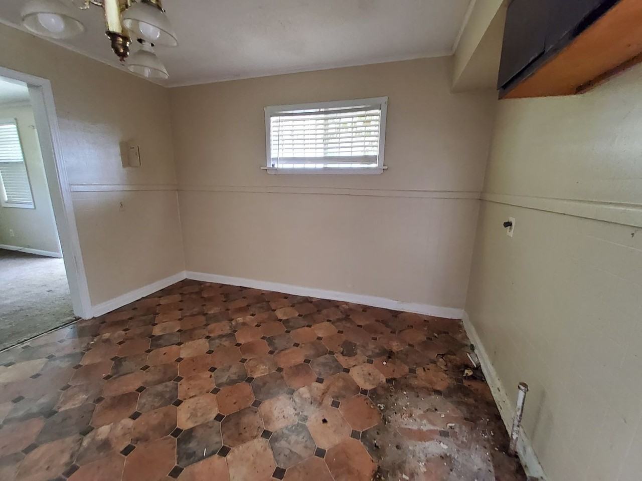 300 Eastview St - Photo 4 of 12