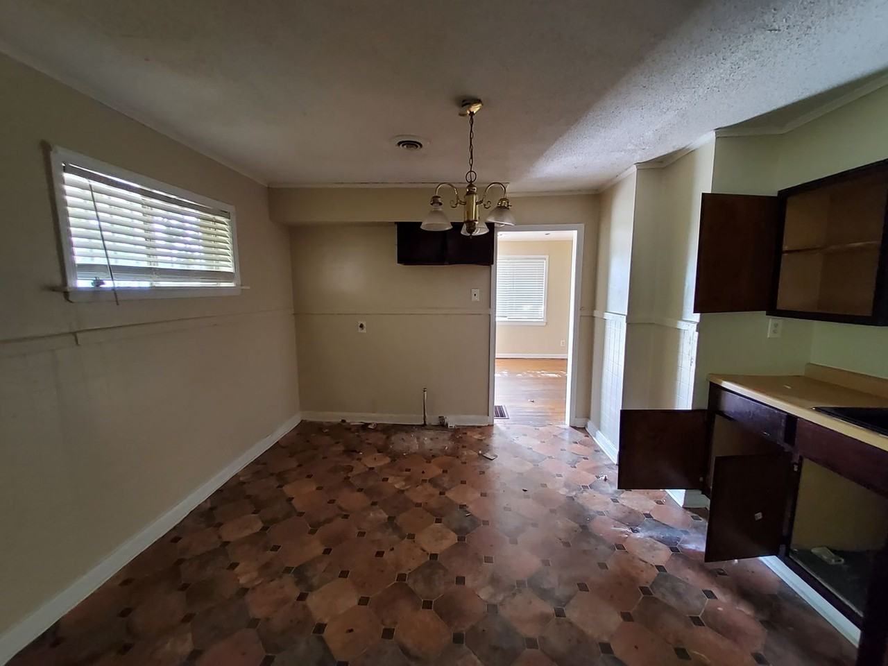 300 Eastview St - Photo 5 of 12