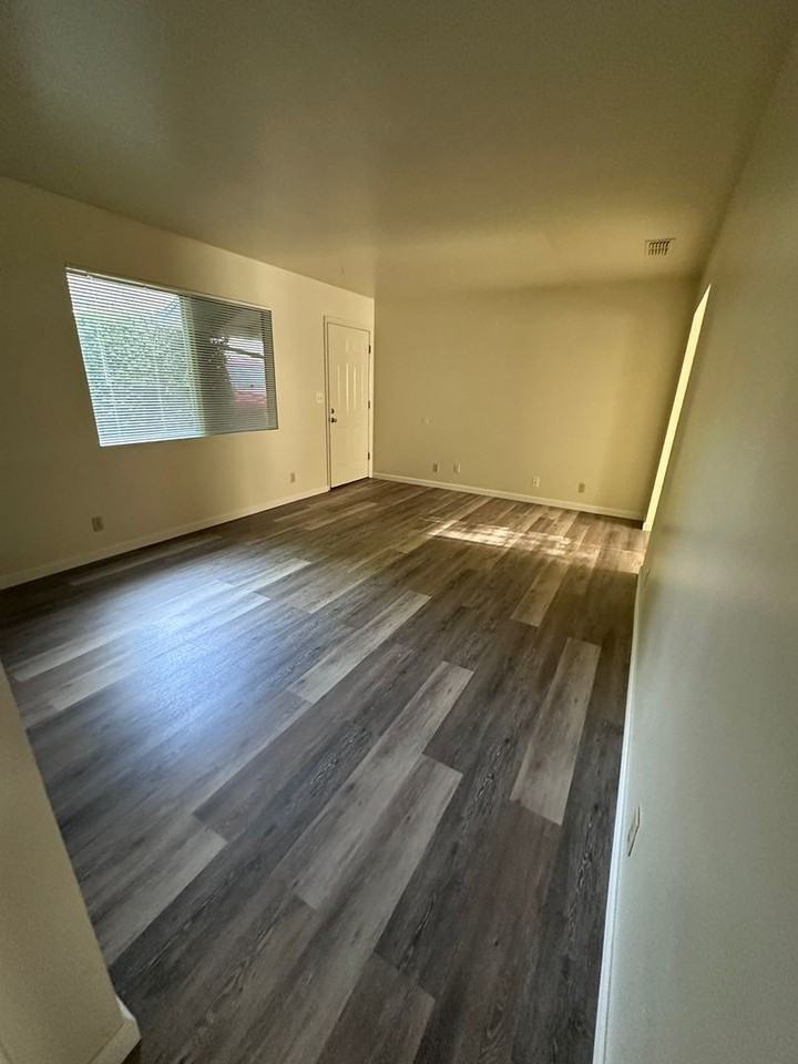 1167 Bond St - Photo 3 of 28