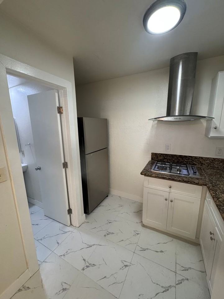 819 S Cypress Ave - Photo 2 of 50
