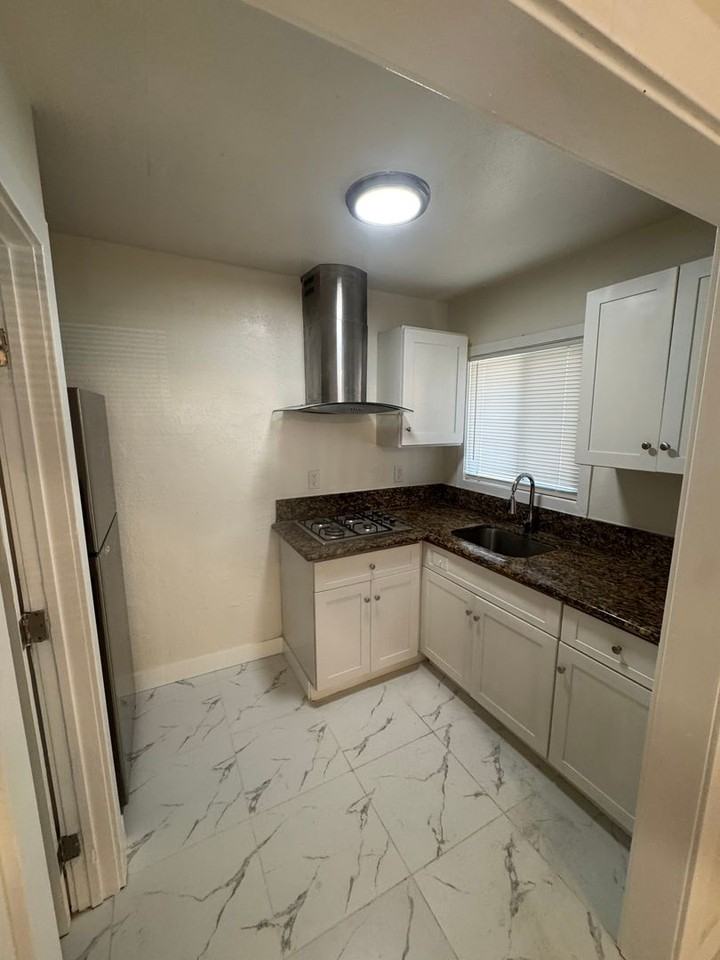 819 S Cypress Ave - Photo 3 of 50