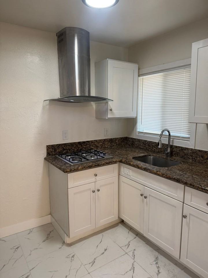 819 S Cypress Ave - Photo 4 of 50