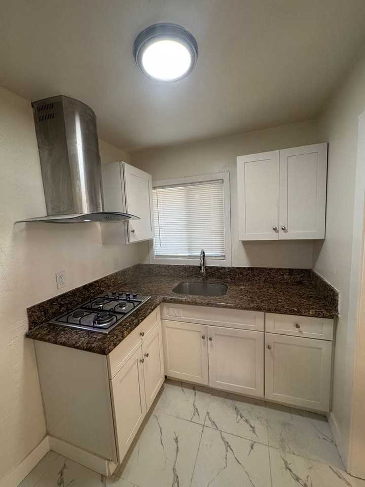 819 S Cypress Ave - Photo 5 of 50
