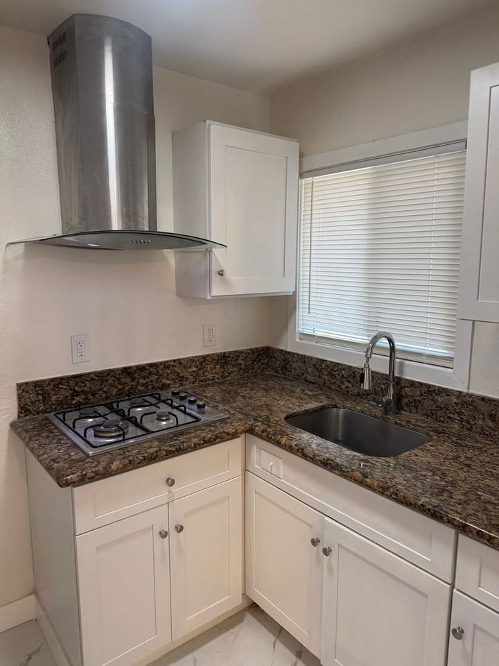 819 S Cypress Ave - Photo 6 of 50