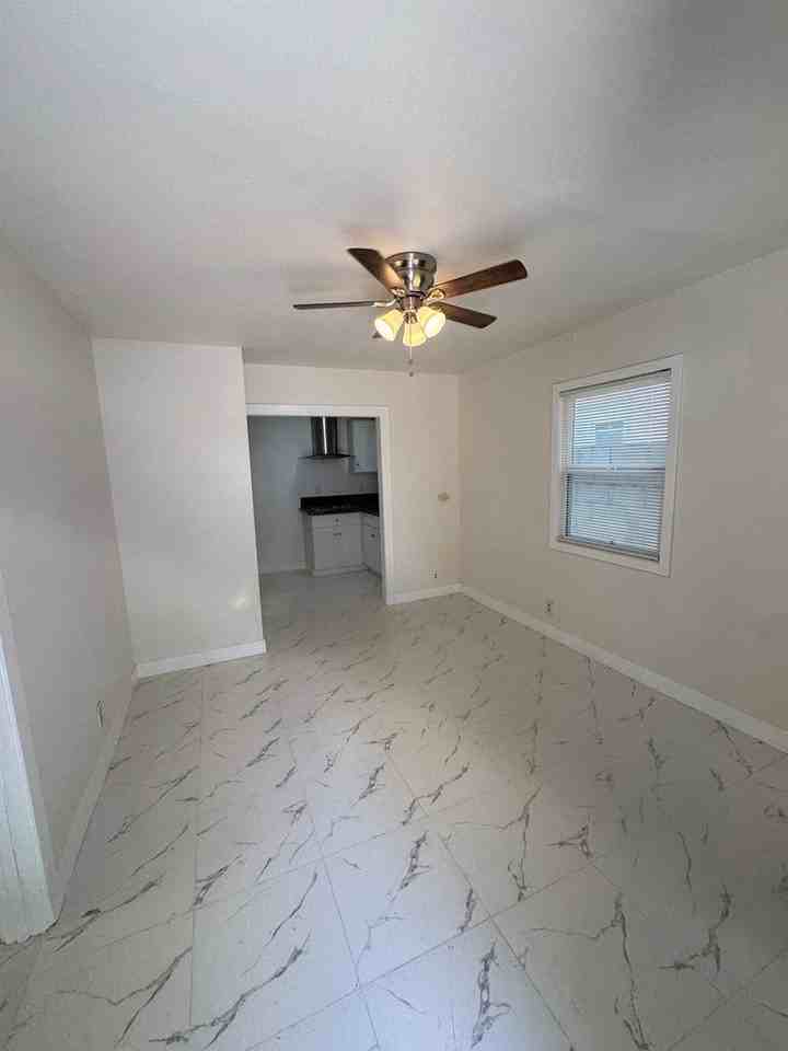 819 S Cypress Ave - Photo 7 of 50