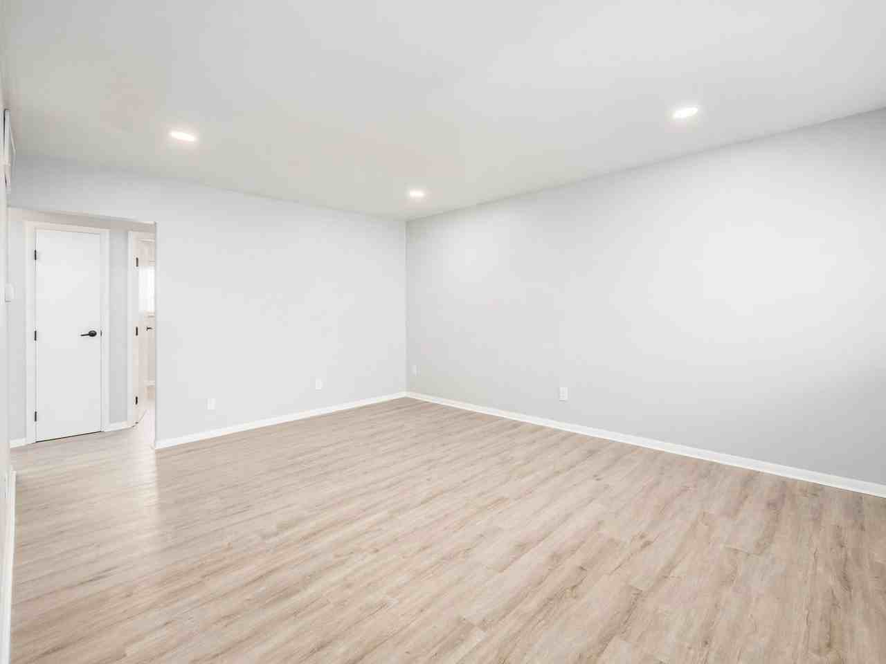 980 King Ave #706 - Photo 7 of 24