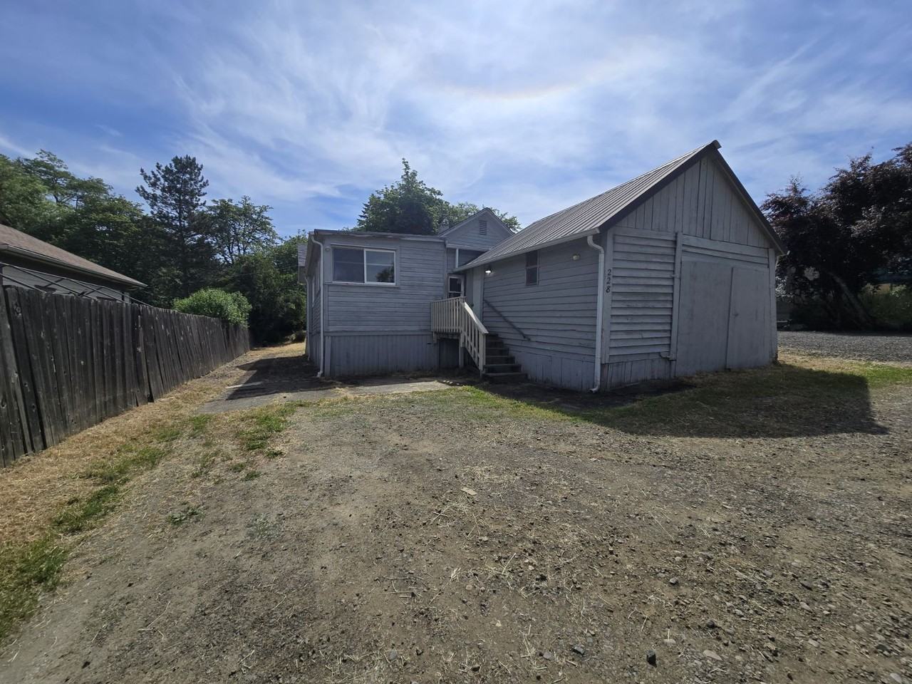 228 Se Pitzer St - Photo 2 of 15