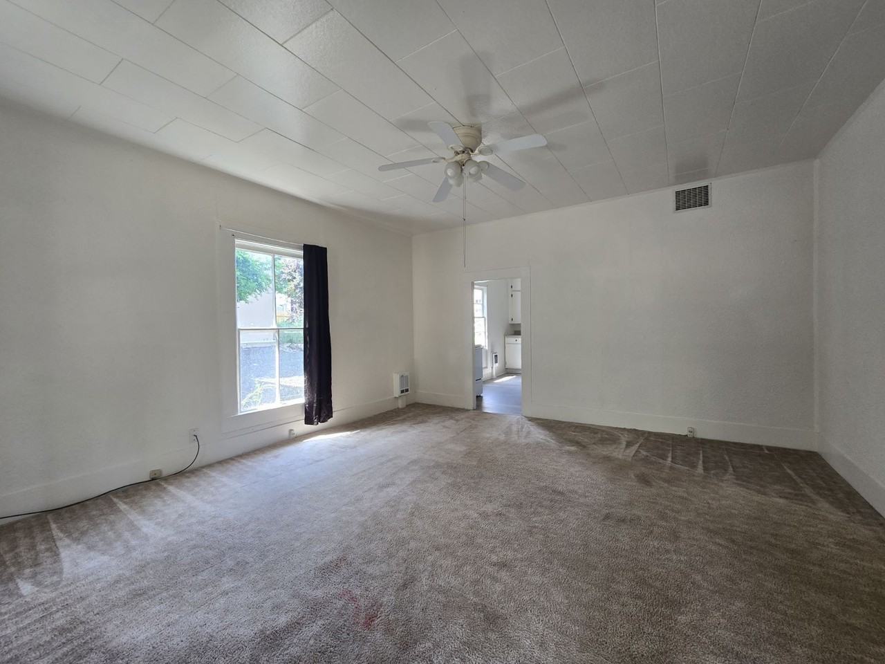 228 Se Pitzer St - Photo 3 of 15