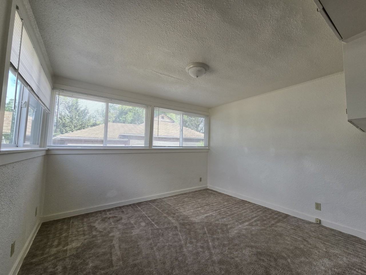 228 Se Pitzer St - Photo 5 of 15