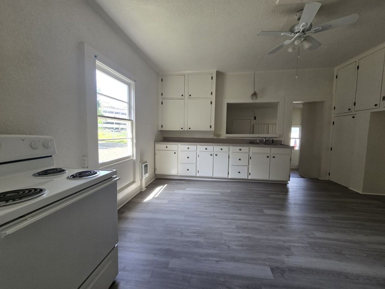 228 Se Pitzer St - Photo 7 of 15