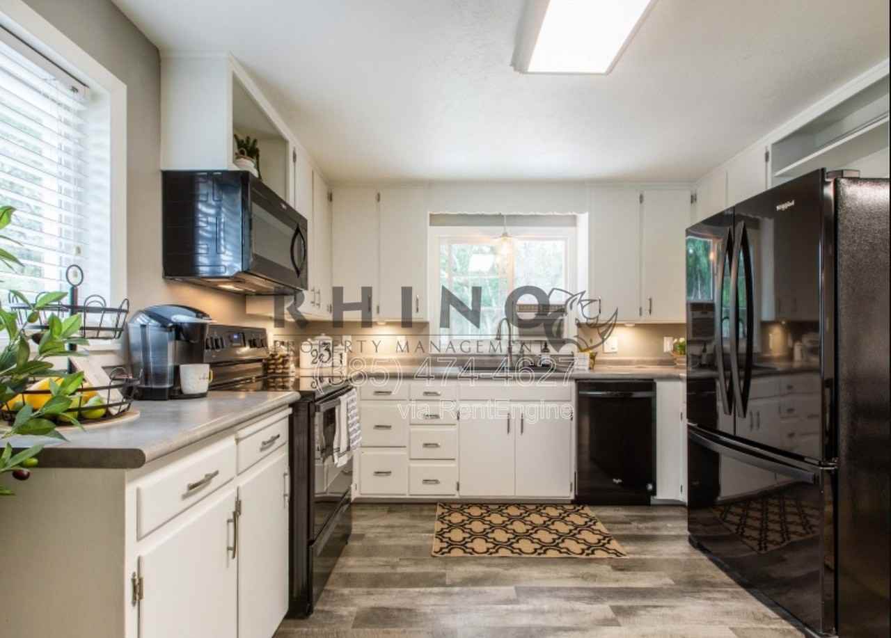 255 N 400 E - Photo 4 of 13