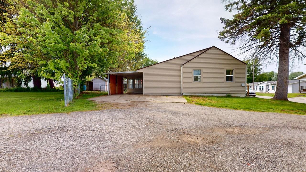 745 E Irving St - Photo 2 of 13