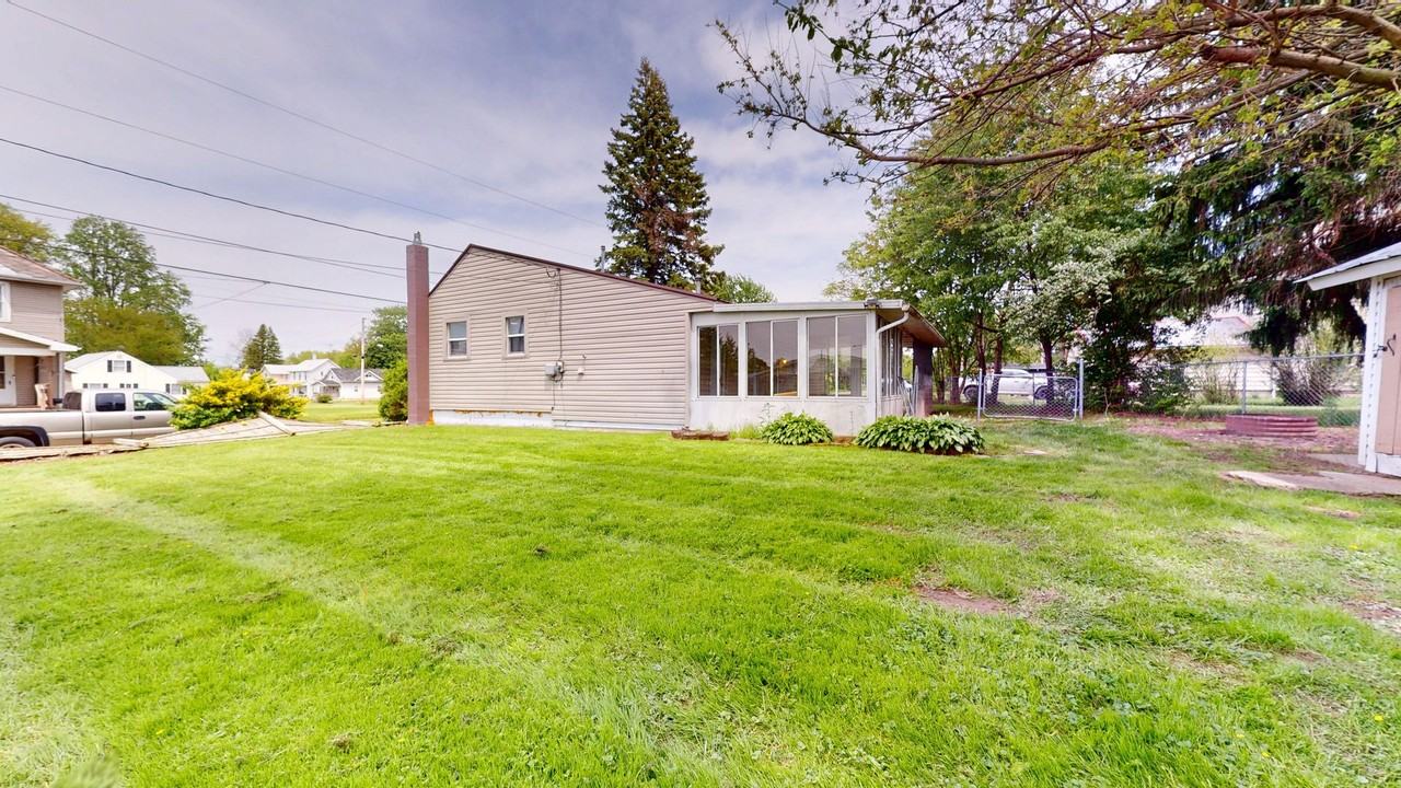 745 E Irving St - Photo 3 of 13