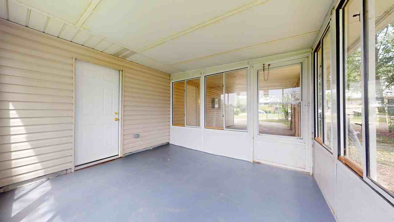 745 E Irving St - Photo 4 of 13