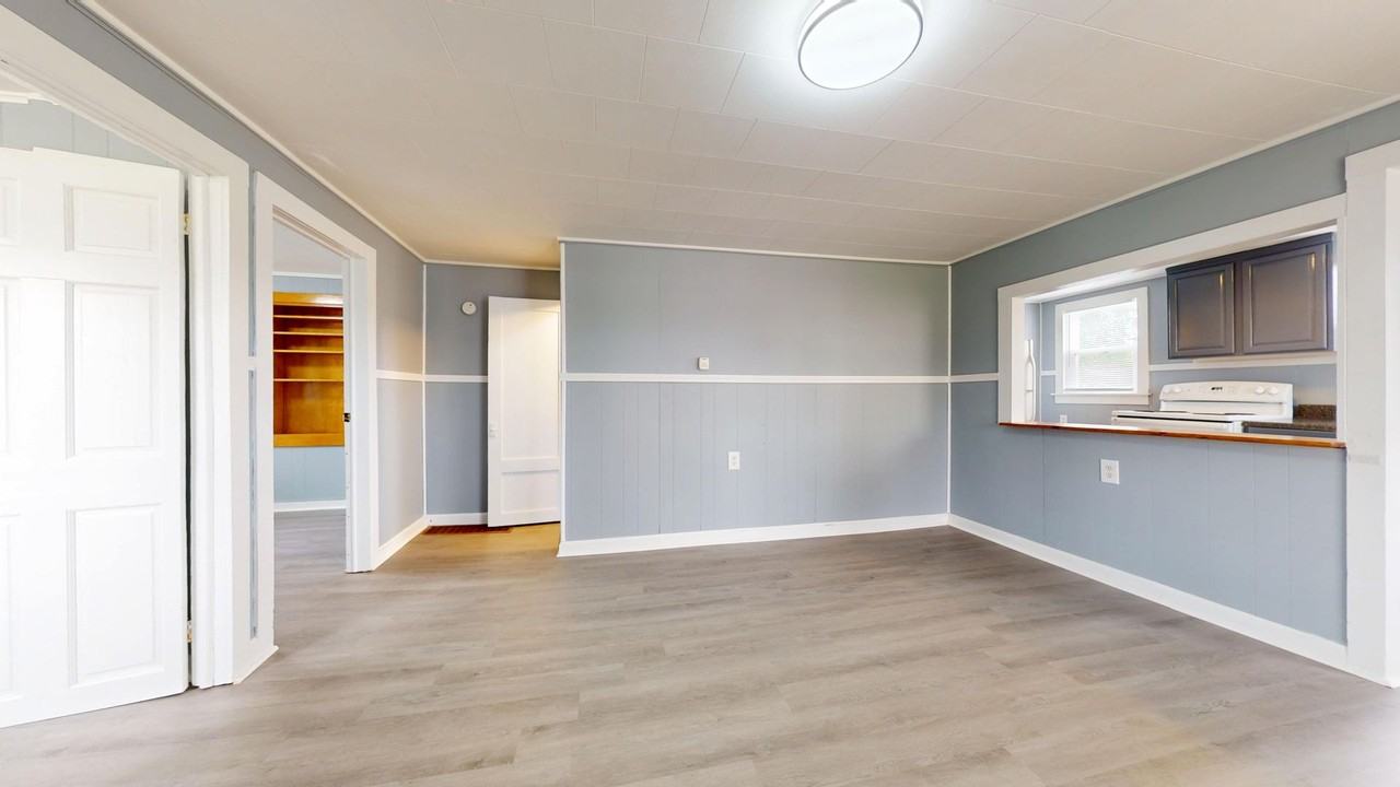 745 E Irving St - Photo 5 of 13