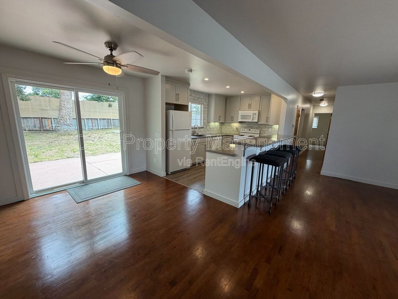 1124 Carson St - Photo 4 of 25
