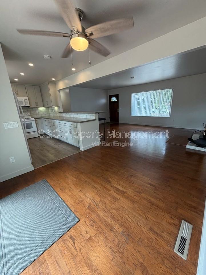 1124 Carson St - Photo 6 of 25