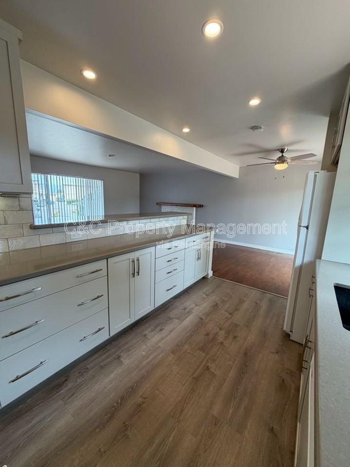1124 Carson St - Photo 7 of 25
