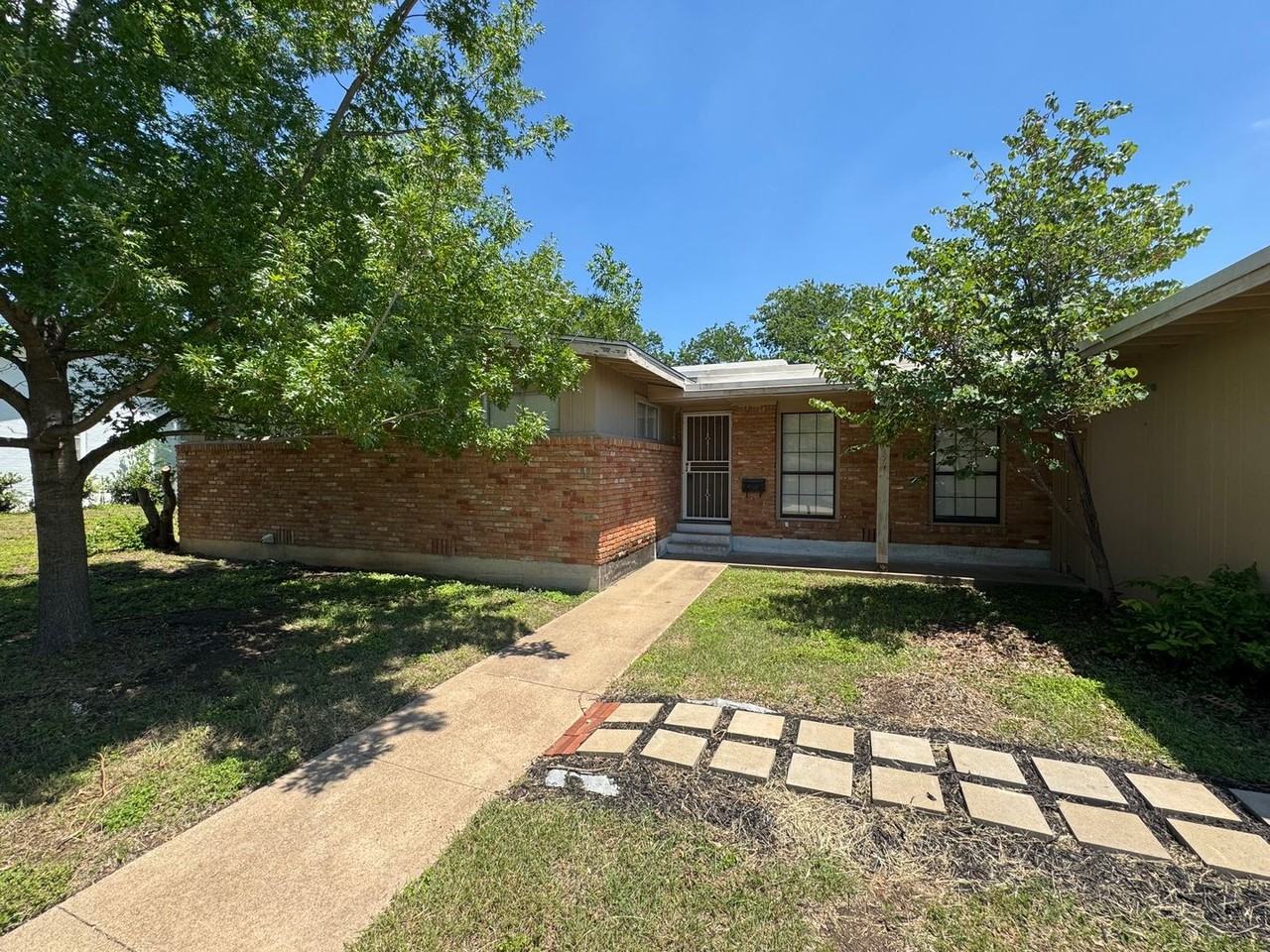 1109 Rambler Dr - Photo 2 of 11