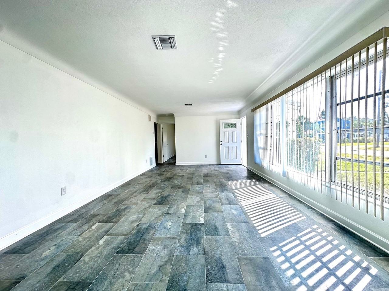 10 158th Ave - Photo 4 of 31