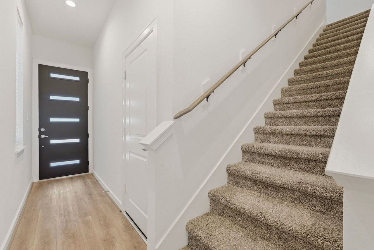 1113 Highland Square Ln - Photo 5 of 25