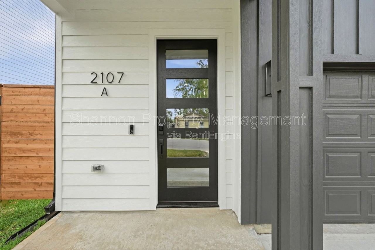 2107 Esther Dr #A - Photo 5 of 32