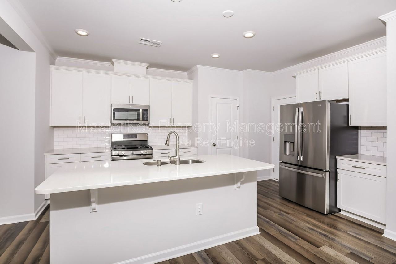 2061 Caen St - Photo 3 of 33