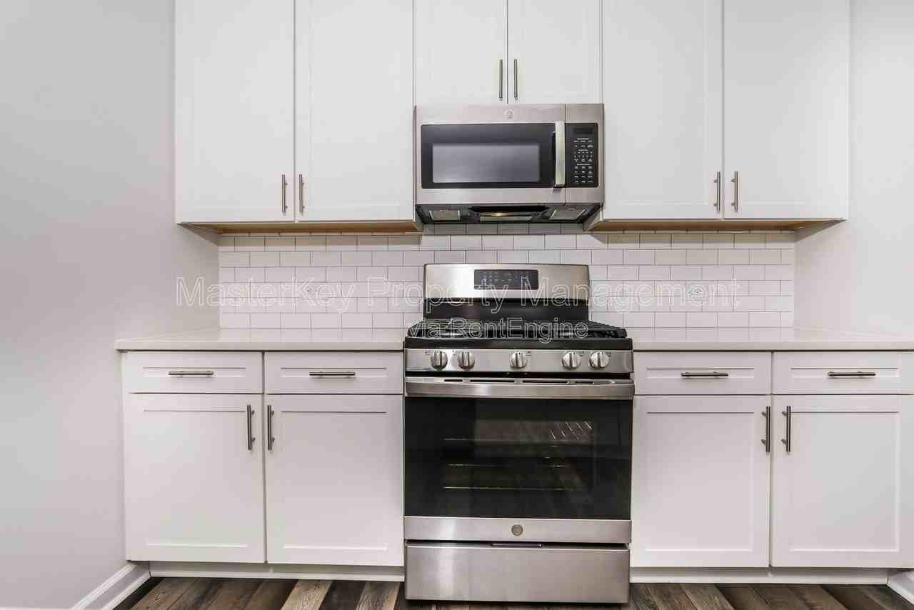 2061 Caen St - Photo 4 of 33