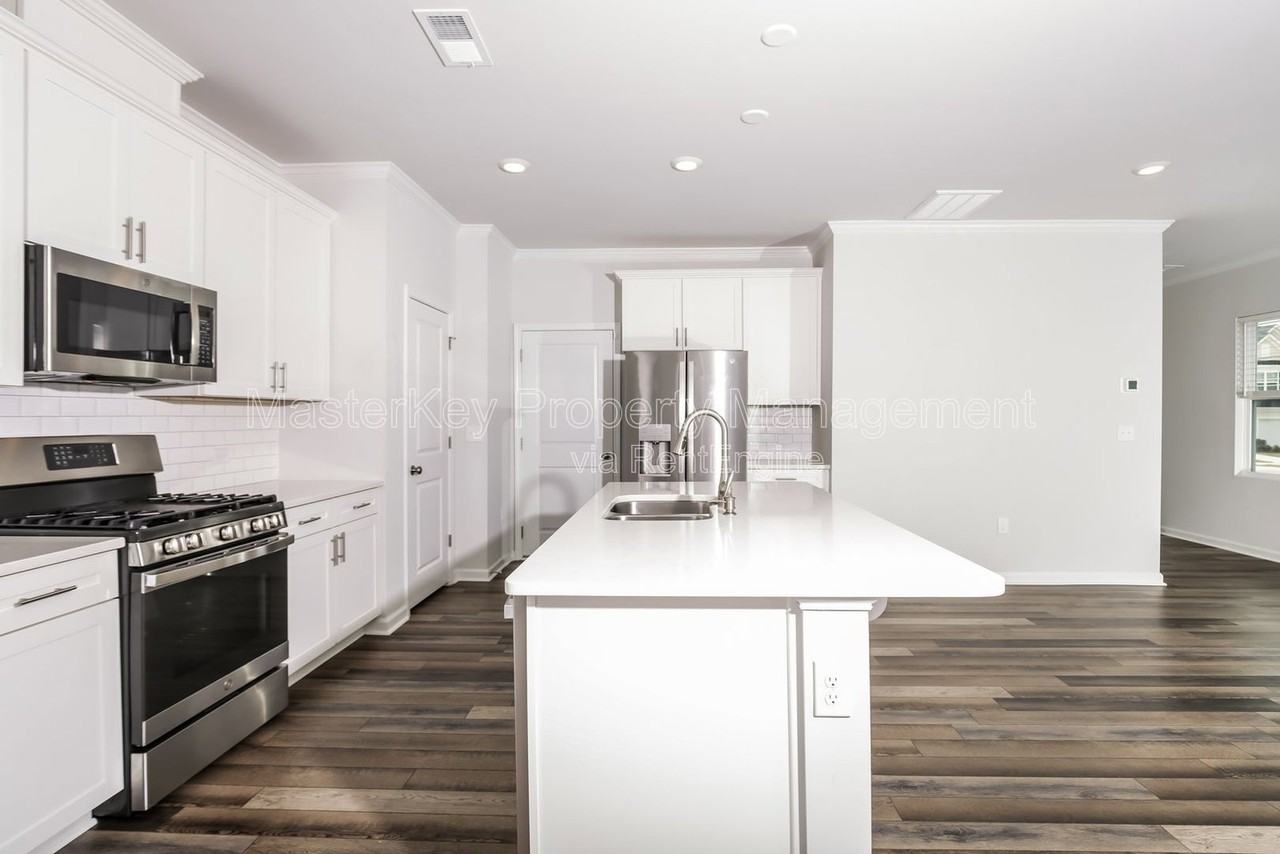 2061 Caen St - Photo 5 of 33